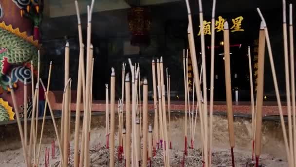 伝統的な寺院のクローズ アップ映像仏教線香 — ストック動画