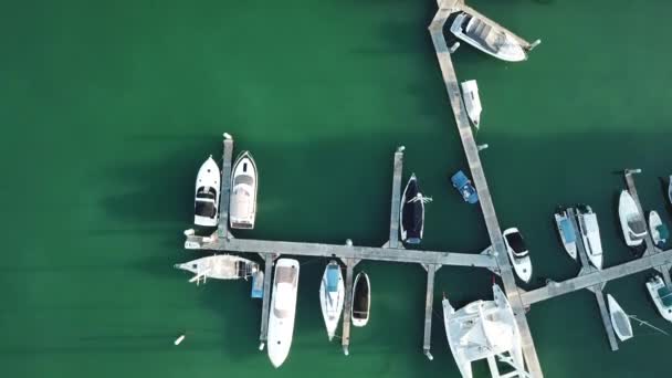 在绿松石水上停泊在码头上的许多白色船只和游艇的鸟图 — 图库视频影像