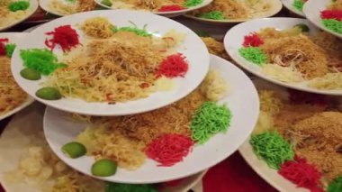 Geleneksel Asya yemeği ile plakaların yakın çekim görüntüleri