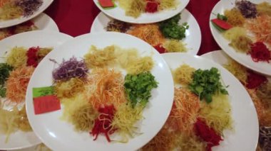 Geleneksel Asya yemeği ile plakaların yakın çekim görüntüleri