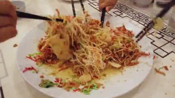 Images Rapprochées Personnes Mélangeant Salade Restaurant — Video