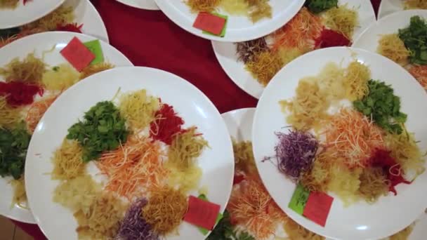 Nahaufnahme Von Tellern Mit Traditionellen Asiatischen Gerichten — Stockvideo