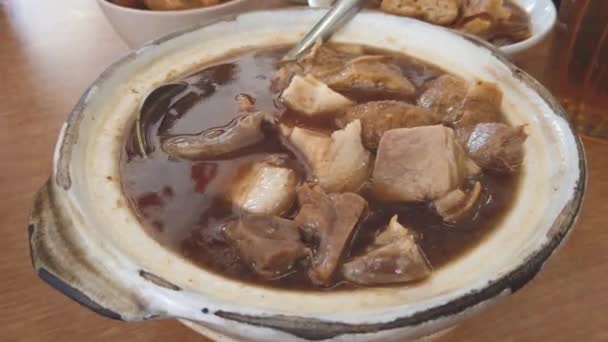 レストランで肉のスープのボウルのクローズ アップ映像 — ストック動画