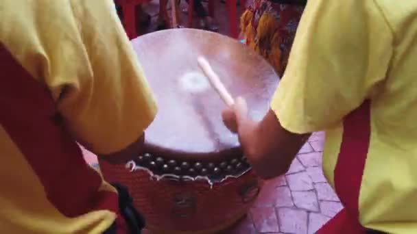 Обрезанные Кадры Мужчин Играющих Азиатских Традиционных Барабанах Мероприятии — стоковое видео