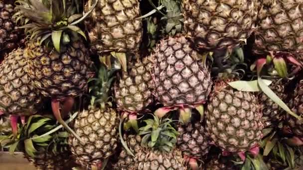 Piyasa Üzerinde Satış Ananas Yakın Çekim Görüntüleri — Stok video