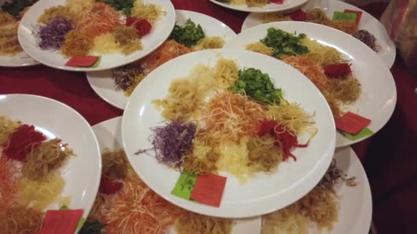 Nahaufnahme Von Tellern Mit Traditionellen Asiatischen Gerichten — Stockvideo
