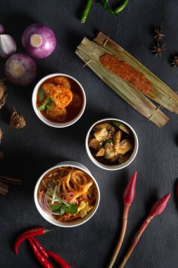 çeşitli Malezya gıdalar asam laksa üstten görünüm siyah