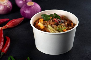 Kağıt kase siyah masada laksa fast food