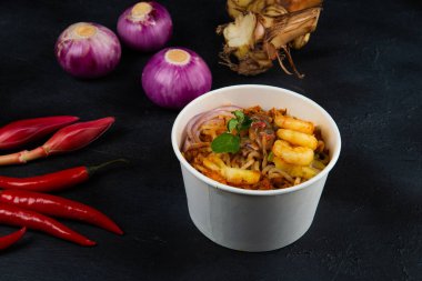 Kağıt kase siyah masada laksa fast food