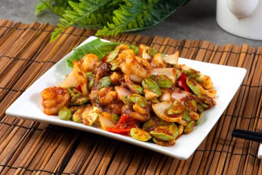 petai, karides, sambal ve siyah biber ile acı fasulye