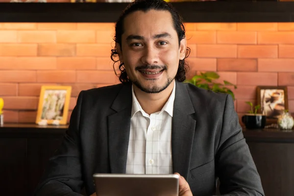 Krásný Asijský Podnikatel Sedí Kavárně Tabletem — Stock fotografie