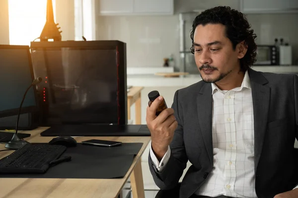 Krank Aussehender Asiatischer Geschäftsmann Nimmt Medikamente Büro — Stockfoto