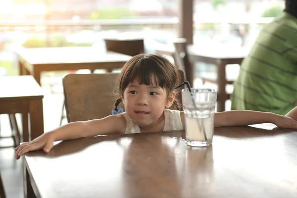 Adorable Asiatique Fille Avec Verre Limonade Dans Café — Photo