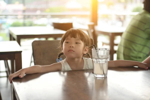 カフェでレモネードのガラスとかわいいアジアの女の子 — ストック写真