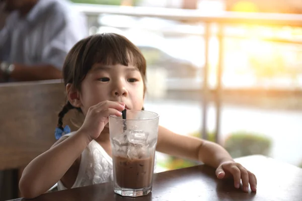 Bedårande Asiatisk Tjej Dricker Milkshake Café — Stockfoto