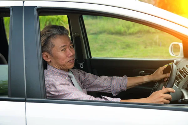 Feliz Asiático Senior Hombre Conducir Coche —  Fotos de Stock