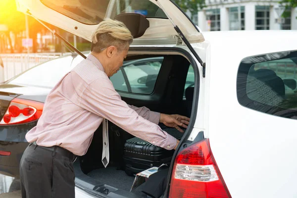 Asian Senior Businessman Loading Lugagge Car — Stock Photo, Image