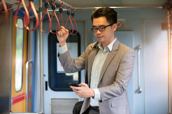 Joven Asiático Hombre Negocios Viajar Tren — Foto de Stock