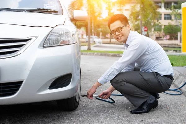 Asian Man Pumping Air His Car Tire — Stock Photo, Image