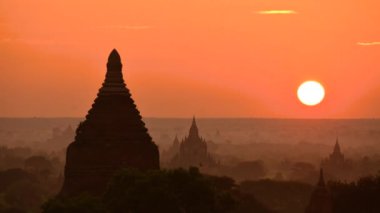 Antik Bagan Tapınakları üzerinde güzel günbatımı, Myanmar