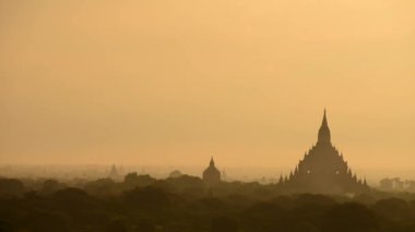 Antik Bagan Tapınakları üzerinde güzel günbatımı, Myanmar