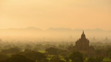 Antik Bagan Tapınakları üzerinde güzel günbatımı, Myanmar