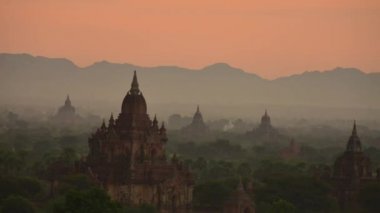 Antik Bagan Tapınakları üzerinde güzel günbatımı, Myanmar