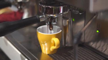 kahve makinesinin fincana kahve döktüğü yakın çekim görüntüleri