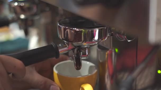 咖啡机将咖啡倒入杯子的特写镜头 — 图库视频影像