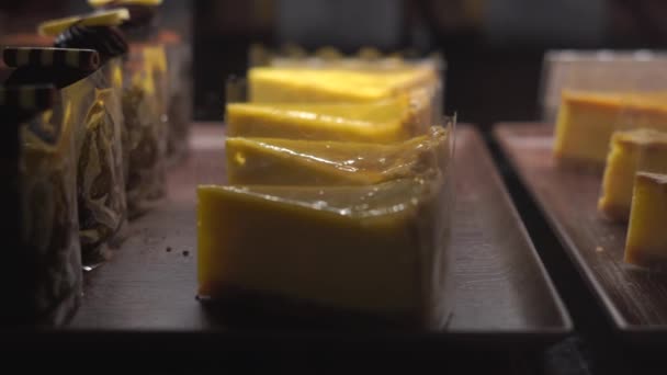 Κοντινό Πλάνο Των Διαφόρων Γλυκών Ζαχαροπλαστικής Που Εμφανίζονται Στο Κατάστημα — Αρχείο Βίντεο