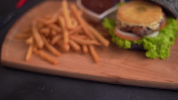 美味汉堡和炸薯条的特写镜头 — 图库视频影像