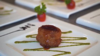 domuz pastırması ile sarılmış kızarmış taraklar yakın çekim görüntüleri