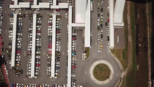 Top Uitzicht Shot Van Auto Parkeerplaats Nabij Mrt Station — Stockvideo