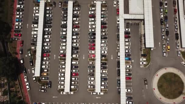 Top Uitzicht Shot Van Auto Parkeerplaats Nabij Mrt Station — Stockvideo