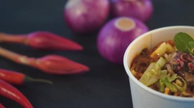 Kağıt kase geleneksel Asya çanak yakın çekim görüntüleri