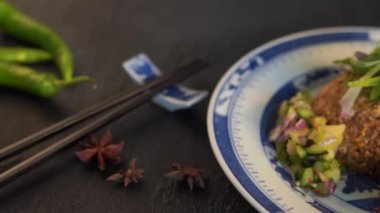 plaka üzerinde geleneksel Asya çanak yakın çekim görüntüleri