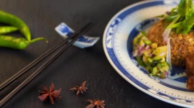 plaka üzerinde geleneksel Asya çanak yakın çekim görüntüleri