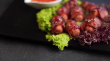 siyah yüzeyde Asya çanak yakın çekim görüntüleri