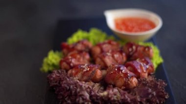 siyah yüzeyde Asya çanak yakın çekim görüntüleri