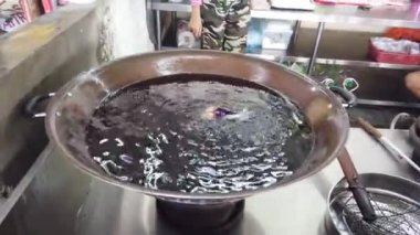 Lokanta mutfağında kaynamış yağın yakın çekim görüntüleri.