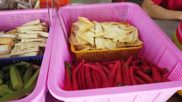 Riprese Ravvicinate Cibo Asiatico Che Vende Sul Mercato — Video Stock