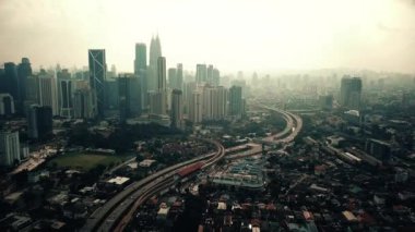 Gün doğumu drone çekim sırasında Kuala Lumpur siluetinin görünümü