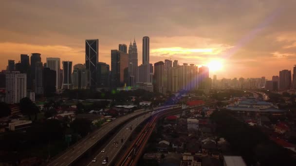 Gün Doğumu Drone Çekim Sırasında Kuala Lumpur Siluetinin Görünümü — Stok video