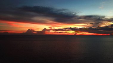 Okyanus üzerinde gün batımının havadan görünümü. Gökten, buluttan ve sudan başka bir şey yok.