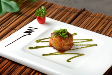 domuz pastırması ile sarılmış kızartılmış taraklar yakın çekim