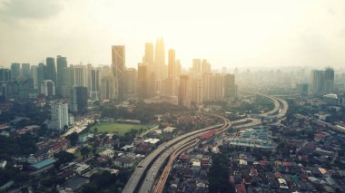 Gün doğumu drone çekim sırasında Kuala Lumpur siluetinin görünümü