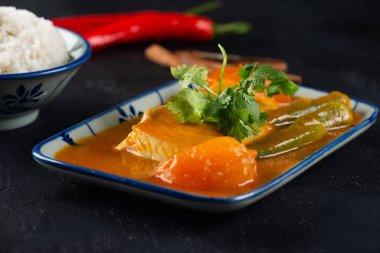 En yakın çekim Asam köri Balık pirinç ile