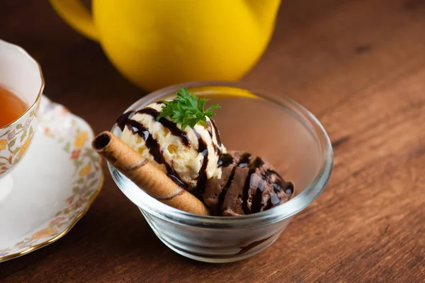 바닐라와 초콜렛 아이스크림의 클로즈업 — 스톡 사진