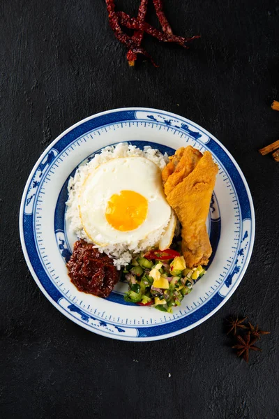 Vue Supérieure Asiatique Nasi Lemak Sur Noir — Photo