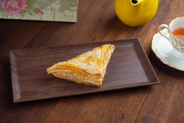 Close Shot Puff Pastry Wooden Plate — Stock Photo, Image